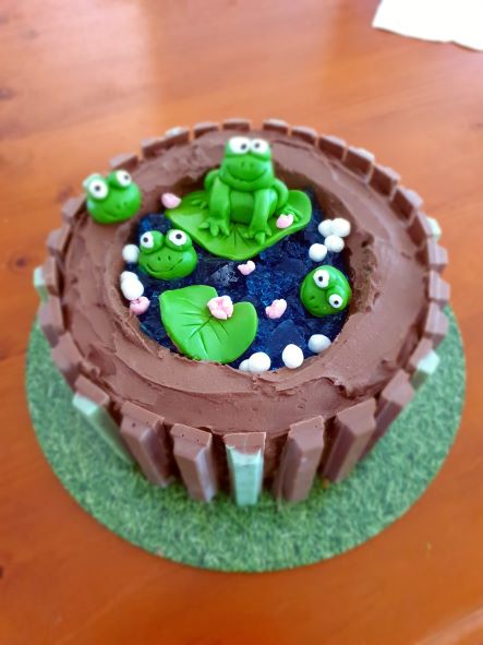 Frogs in jelly cake